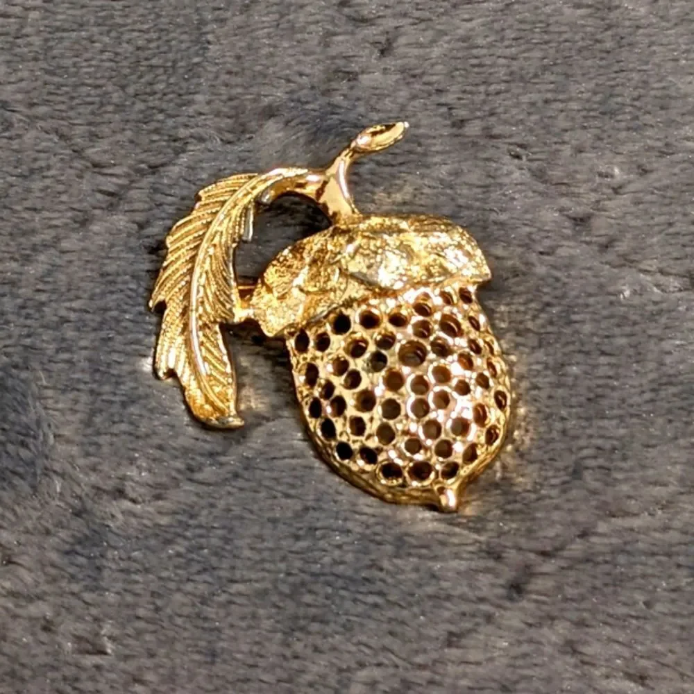 Vintage 1970's Sarah Coventry Acorn Brooche - Picture 5 of 9